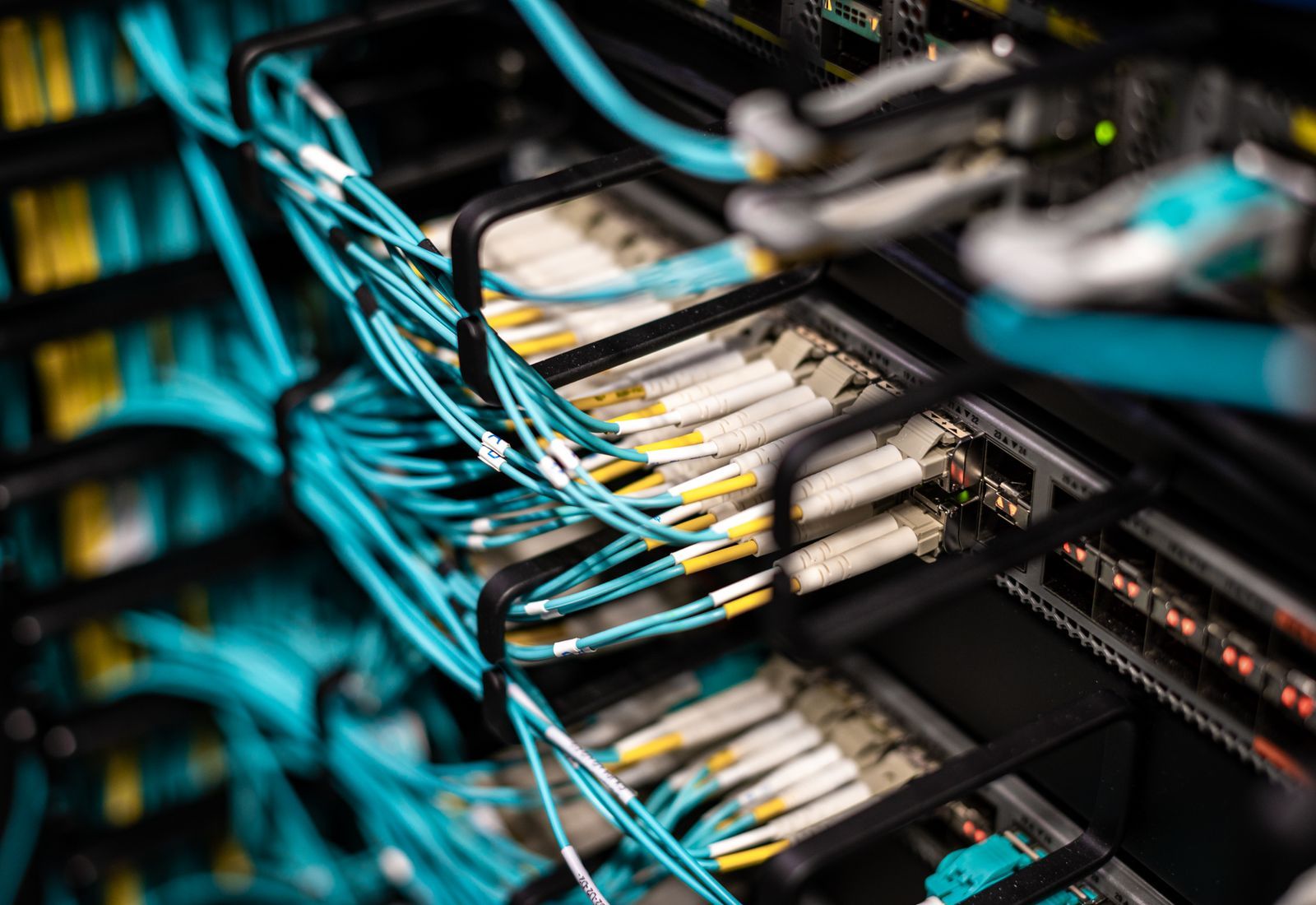 Infraestrutura de fibra organizada e identificada num bastidor