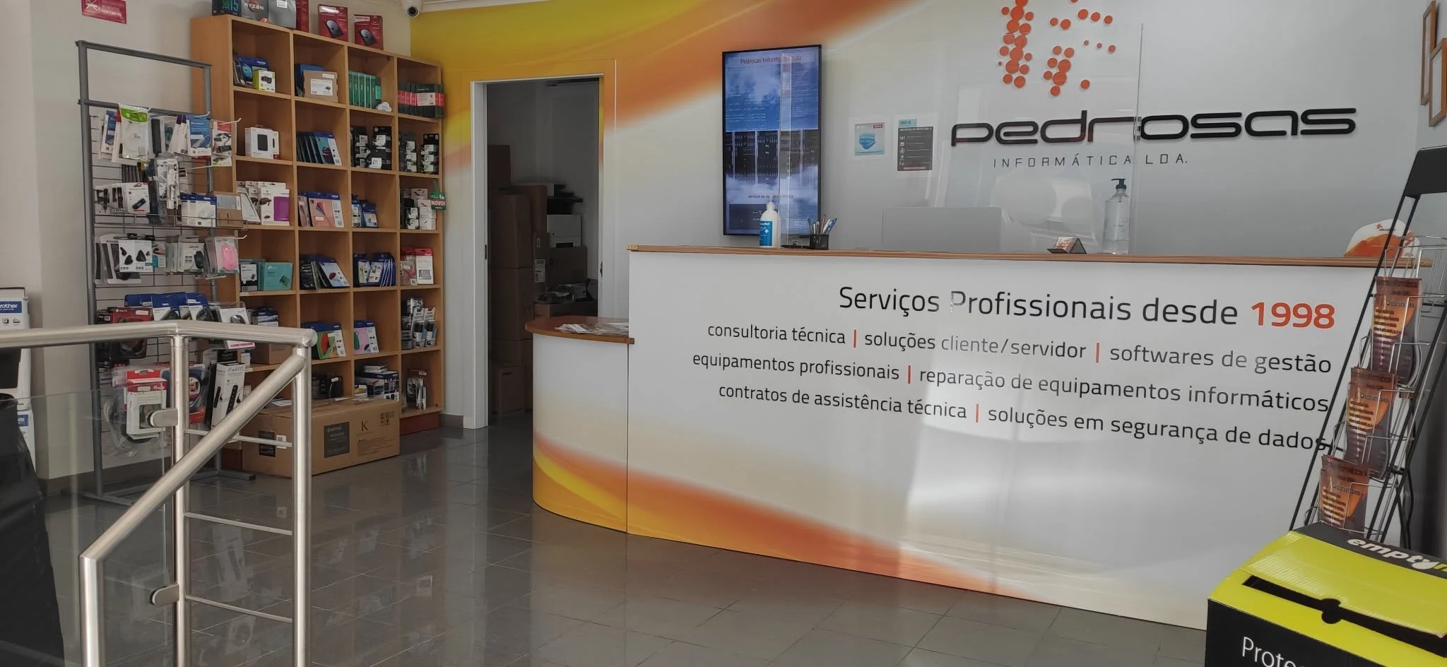 Interior da loja Pedrosas com a identidade visual anterior